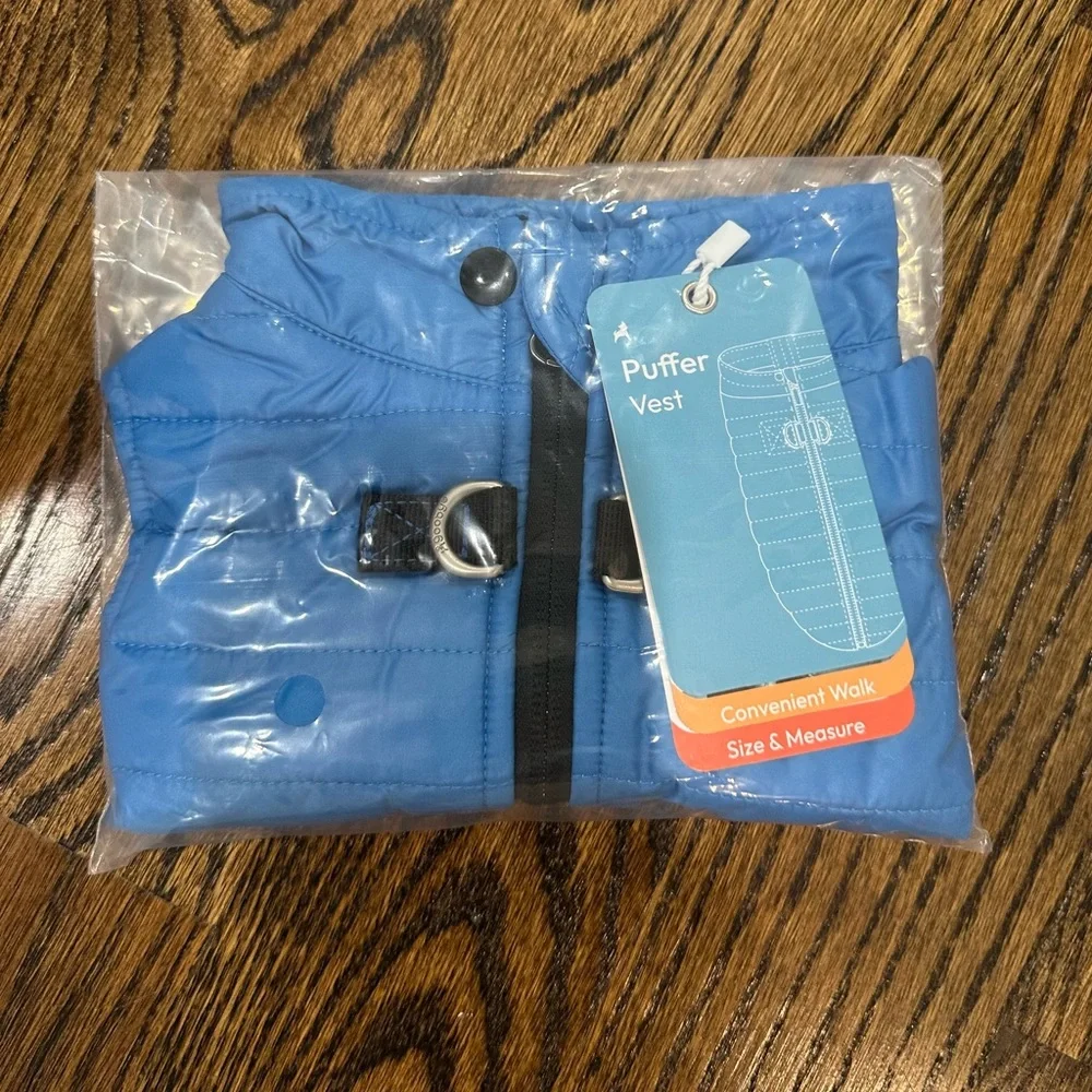 New with tags! Gooby Puffer Dog jacket.  Blue.  Small: 15-in chest